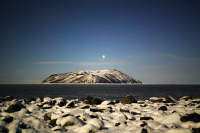 Звезда над островом в лунном сиянии