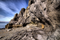 Море приливом подмывает скалу