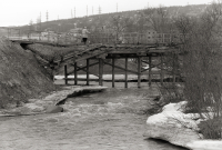 Днем и ночью река бьет тебя по ногам, но ты нужен пока, нужен двум берегам...