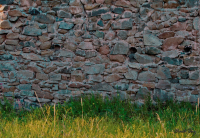 У каменной стены..