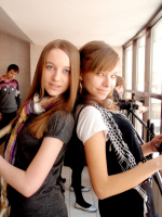 Сестренка слева