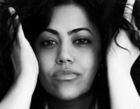 Девушка-кудряшка