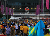 за зрелищем