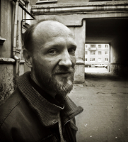 Человек в проходном дворе