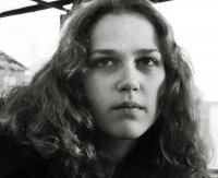 Вдаль глядит