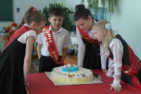 поедая глазами)))