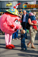 Много ли для счастья надо - потрогать Нюшу зА нос