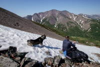 привал на склоне горы