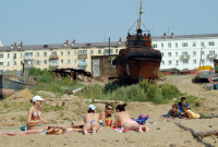 А пацаны тихо "палят" в сторонке...