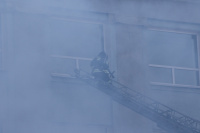 Пожарный на автолестнице