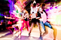 девочки танцуют