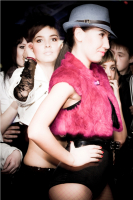 Девочки готовятся к танцу