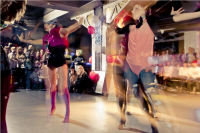 Девочки танцуют